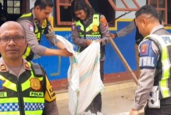 Aksi Humanis Satlantas Polres Ngada : Bersihkan Reruntuhan Kelas SDN Radha dan Hibur Siswa