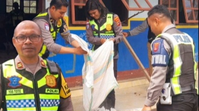Aksi Humanis Satlantas Polres Ngada : Bersihkan Reruntuhan Kelas SDN Radha dan Hibur Siswa