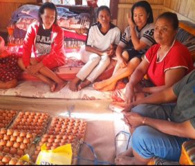 Solidaritas untuk Flores, Melanie Subono Salurkan Bantuan bagi Warga Golewa