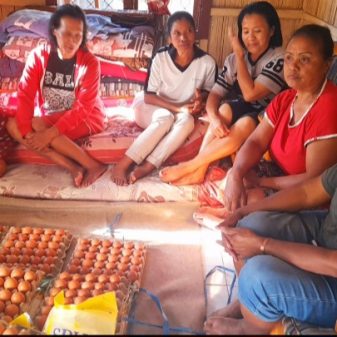 Solidaritas untuk Flores, Melanie Subono Salurkan Bantuan bagi Warga Golewa
