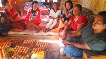 Solidaritas untuk Flores, Melanie Subono Salurkan Bantuan bagi Warga Golewa