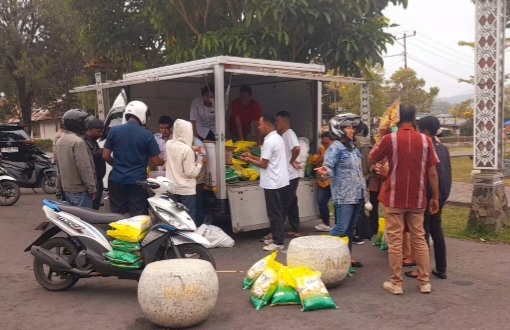 Gelar Gerakan Pangan Murah di Ngada, Bulog Jual Beras SPHP Rp58 Ribu per 5 Kg