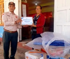 Pulihkan Trauma Gempa, BPBD Ngada Salurkan Terpal dan Logistik untuk SDN Hedhazita
