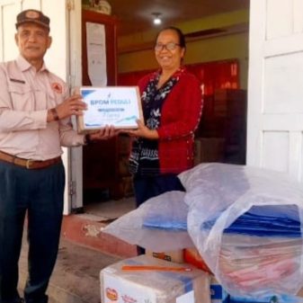 Pulihkan Trauma Gempa, BPBD Ngada Salurkan Terpal dan Logistik untuk SDN Hedhazita