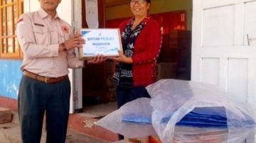 Pulihkan Trauma Gempa, BPBD Ngada Salurkan Terpal dan Logistik untuk SDN Hedhazita