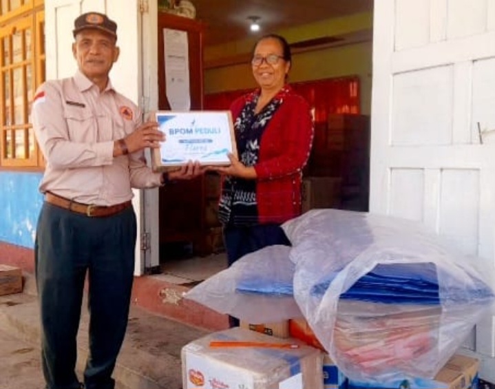 Pulihkan Trauma Gempa, BPBD Ngada Salurkan Terpal dan Logistik untuk SDN Hedhazita