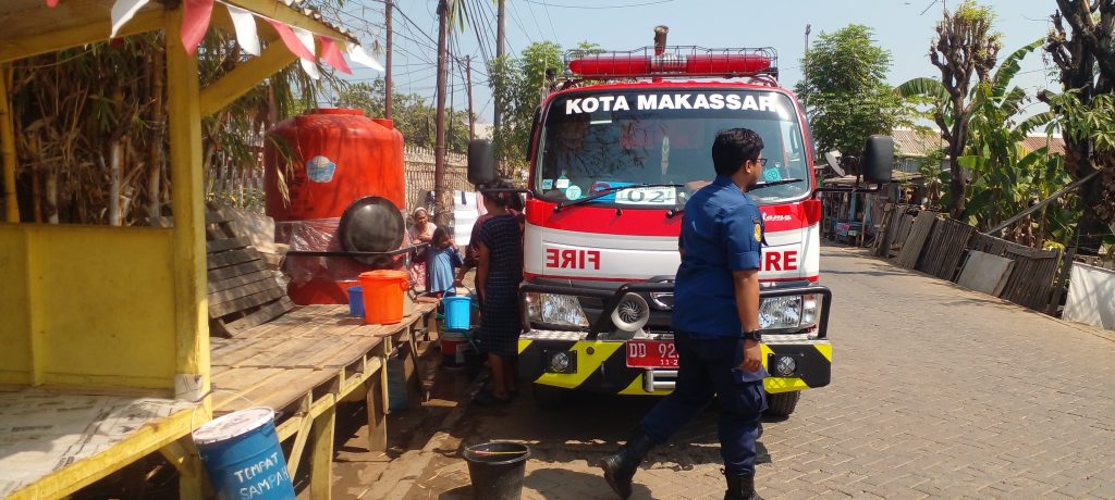 Atasi Krisis Air Bersih, BPBD dan Damkar Kota Makassar Salurkan Air Bersih di Jl. Ir. Sutami Tol Lama