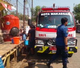 Atasi Krisis Air Bersih, BPBD dan Damkar Kota Makassar Salurkan Air Bersih di Jl. Ir. Sutami Tol Lama