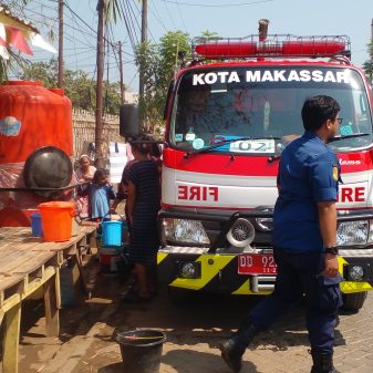 Atasi Krisis Air Bersih, BPBD dan Damkar Kota Makassar Salurkan Air Bersih di Jl. Ir. Sutami Tol Lama