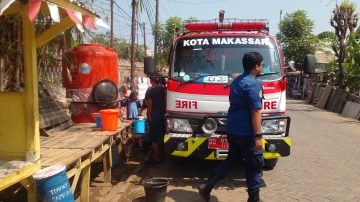 Atasi Krisis Air Bersih, BPBD dan Damkar Kota Makassar Salurkan Air Bersih di Jl. Ir. Sutami Tol Lama