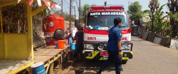 Atasi Krisis Air Bersih, BPBD dan Damkar Kota Makassar Salurkan Air Bersih di Jl. Ir. Sutami Tol Lama