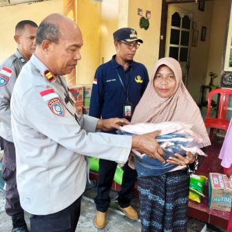 Jumat Curhat di Ende: Warga Keluhkan Kemacetan Pelabuhan Ipi, Polres Salurkan Bansos