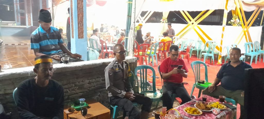 Jaga Kamtibmas Tetap Kondusif, Bhabinkamtibmas Aiptu Ridwan Bersama Sekretaris BPD dan Ketua RT 1 Sambangi Warga Hajatan di Palisi