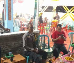 Jaga Kamtibmas Tetap Kondusif, Bhabinkamtibmas Aiptu Ridwan Bersama Sekretaris BPD dan Ketua RT 1 Sambangi Warga Hajatan di Palisi