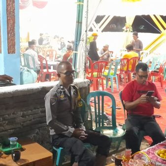 Jaga Kamtibmas Tetap Kondusif, Bhabinkamtibmas Aiptu Ridwan Bersama Sekretaris BPD dan Ketua RT 1 Sambangi Warga Hajatan di Palisi