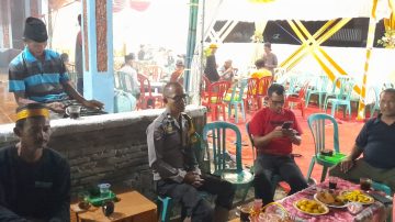 Jaga Kamtibmas Tetap Kondusif, Bhabinkamtibmas Aiptu Ridwan Bersama Sekretaris BPD dan Ketua RT 1 Sambangi Warga Hajatan di Palisi