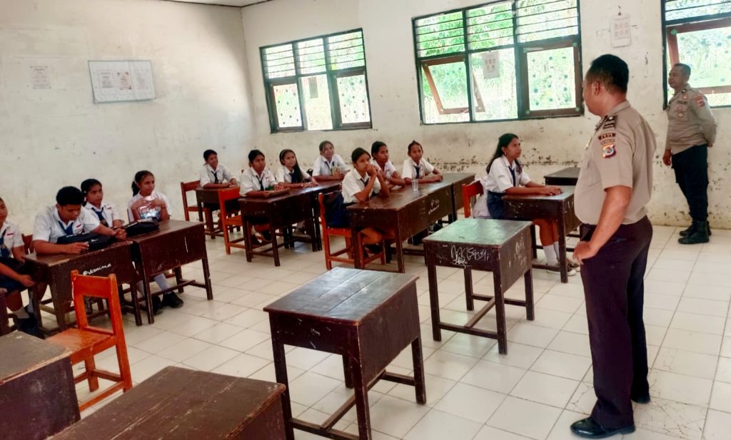 Polsek Maurole Gelar Penyuluhan Anti-Bullying hingga Literasi AI di SMPN Keliwumbu