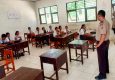 Polsek Maurole Gelar Penyuluhan Anti-Bullying hingga Literasi AI di SMPN Keliwumbu