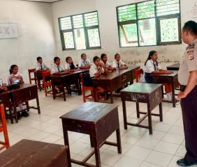 Polsek Maurole Gelar Penyuluhan Anti-Bullying hingga Literasi AI di SMPN Keliwumbu