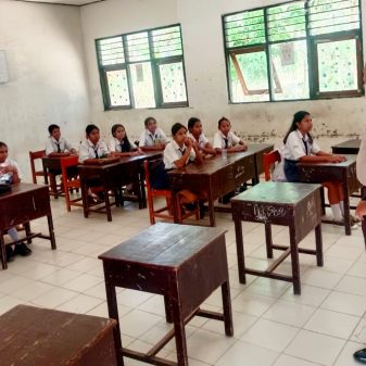 Polsek Maurole Gelar Penyuluhan Anti-Bullying hingga Literasi AI di SMPN Keliwumbu