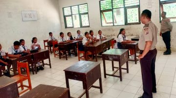 Polsek Maurole Gelar Penyuluhan Anti-Bullying hingga Literasi AI di SMPN Keliwumbu