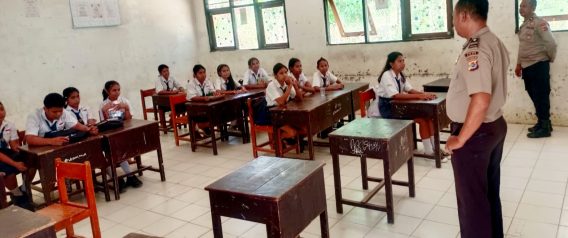 Polsek Maurole Gelar Penyuluhan Anti-Bullying hingga Literasi AI di SMPN Keliwumbu