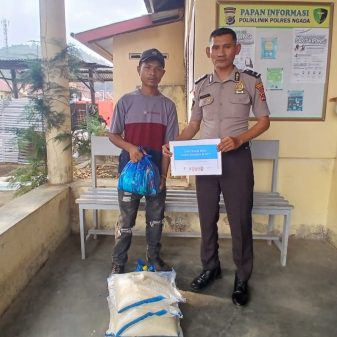 Peduli Sesama, Dokkes Polres Ngada Serahkan Paket Sembako Kitabisa.com kepada Yohanes Longa