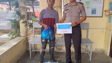 Peduli Sesama, Dokkes Polres Ngada Serahkan Paket Sembako Kitabisa.com kepada Yohanes Longa