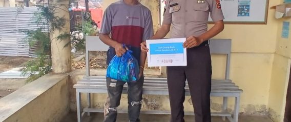 Peduli Sesama, Dokkes Polres Ngada Serahkan Paket Sembako Kitabisa.com kepada Yohanes Longa
