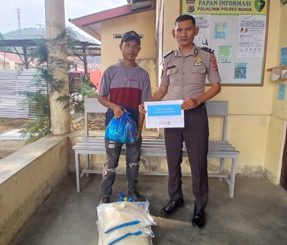 Peduli Sesama, Dokkes Polres Ngada Serahkan Paket Sembako Kitabisa.com kepada Yohanes Longa