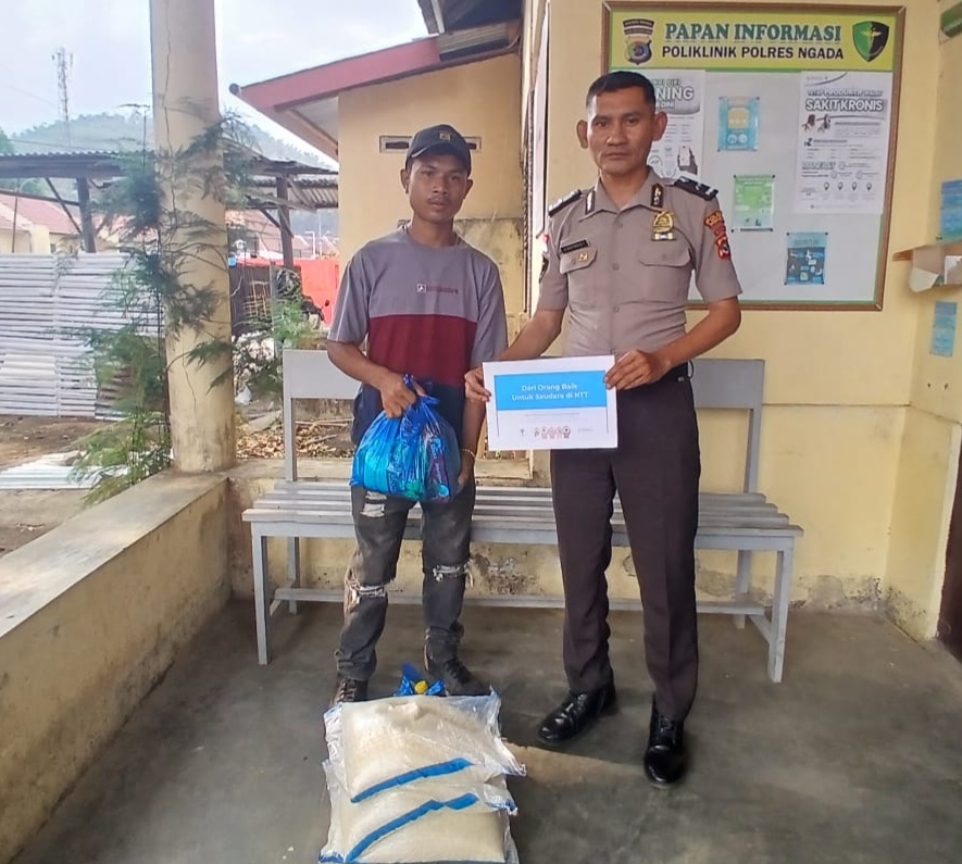 Peduli Sesama, Dokkes Polres Ngada Serahkan Paket Sembako Kitabisa.com kepada Yohanes Longa