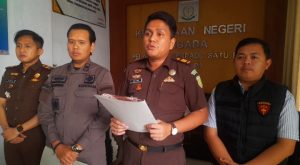 Kasi Pidsus Kejaksaan Negeri Ngada,William Marcus Sebastian, S.H.M.H didampingi Kasi Intel Julian Tonmi Anugerah, SH, Kasi Datun M Yandre Raymonda, S.H., M.H, Kasubsi Penyidikan dan Pengendalian Operasi, Bahara Rizji, SH, Konferensi Pers di Kantor Kejaksaan Negeri Ngada, Kamis (8/10/2026).